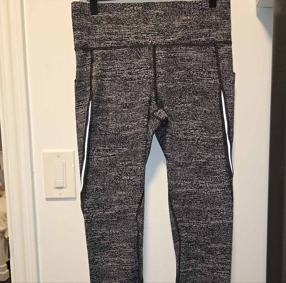 Lululemon Pace Perfect 7/8 Tight 25" Size 10 Air Time White Black Pockets EUC